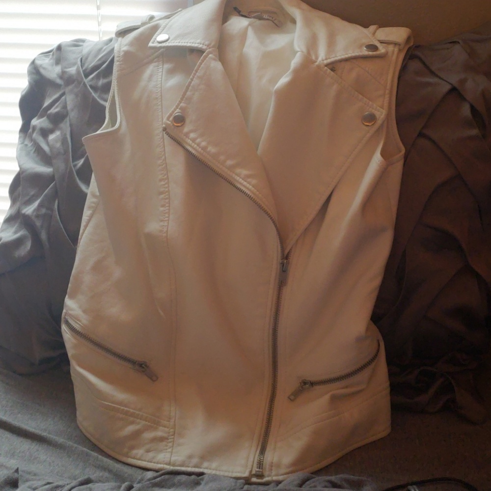 White Vest_Jennifer Lopez